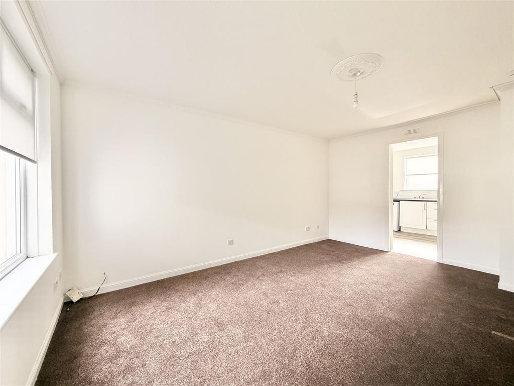 Property photo 2 of 12 Lounge