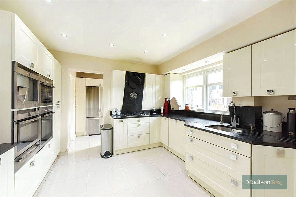 Additional image 14 of 5 bed property to rentTomswood Road, Chigwell, Essex IG7