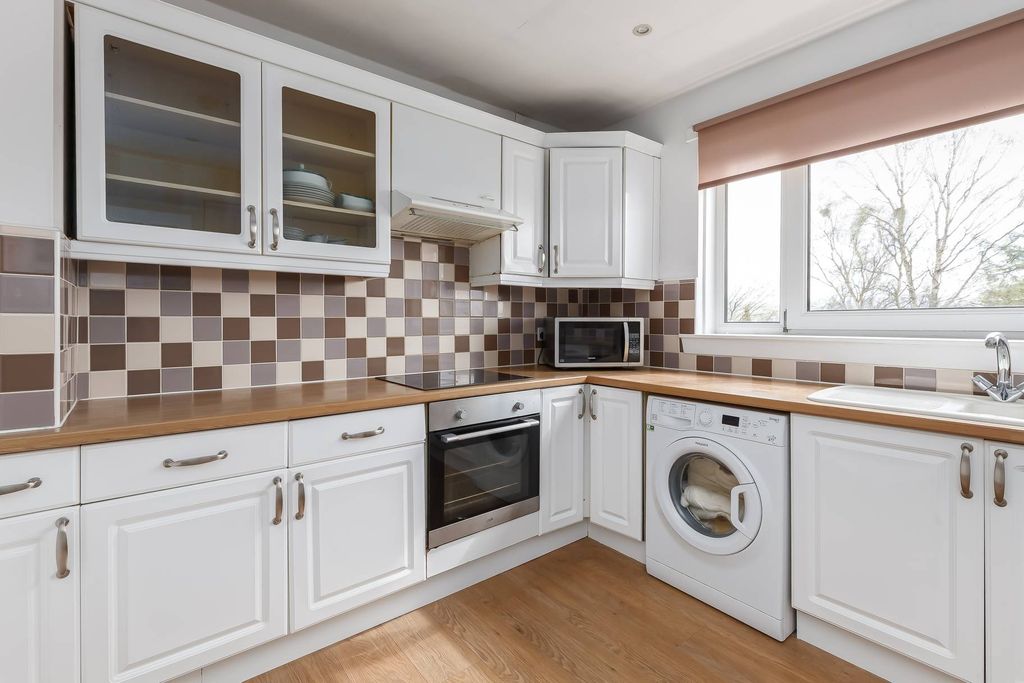 Additional image 8 of 2 bed flat for sale36/5 West Craigs Crescent, Edinburgh EH12