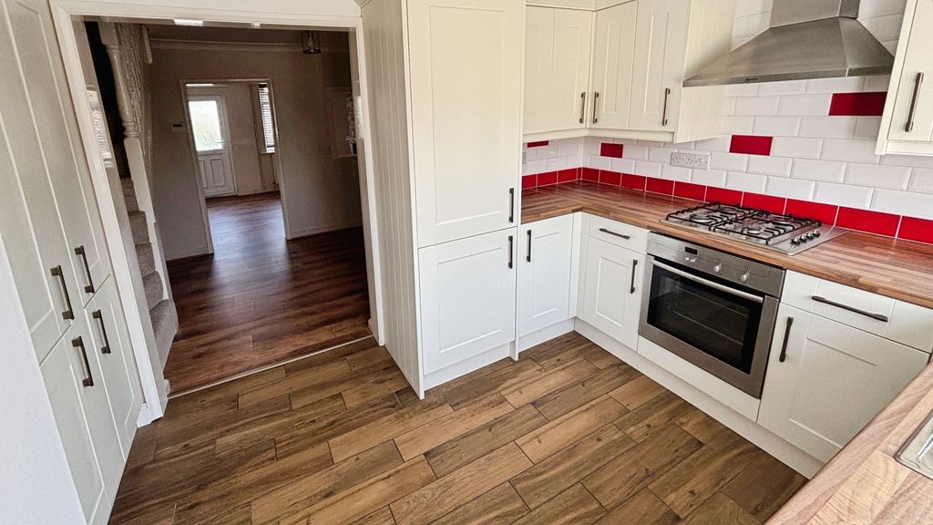 Property photo 2 of 11 Kitchen