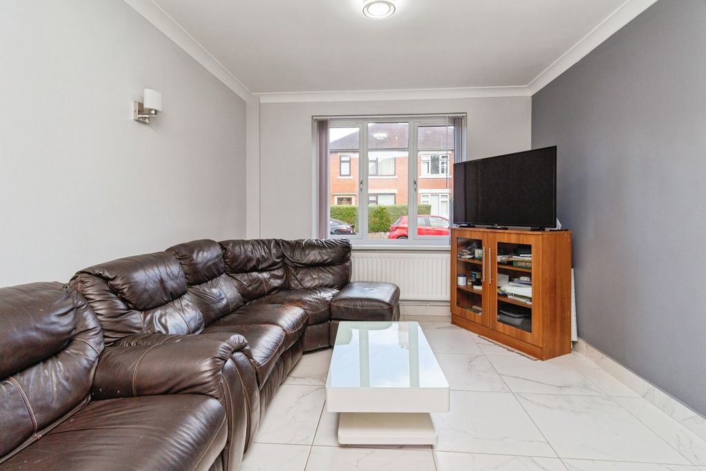 Property photo 3 of 17 Pbox-Img.Jpg