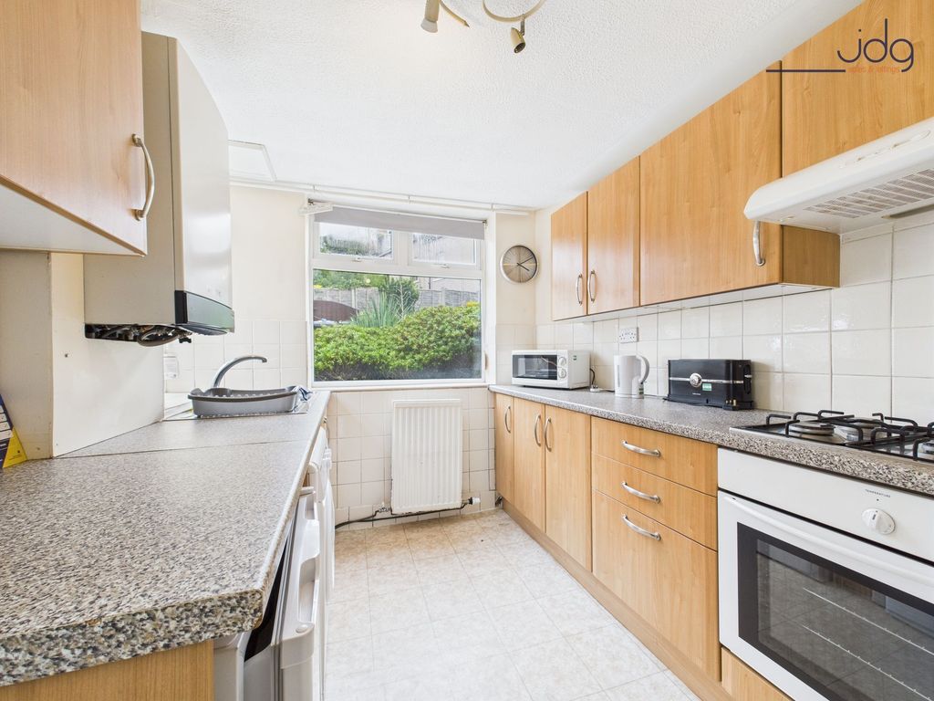 Property photo 2 of 11 Kitchen