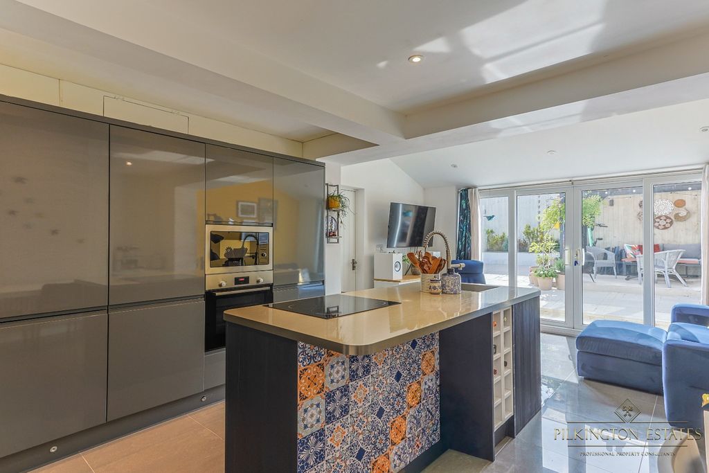 Property photo 2 of 18 4496832