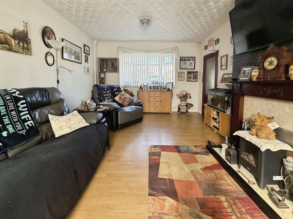 Property photo 3 of 18 Living Room