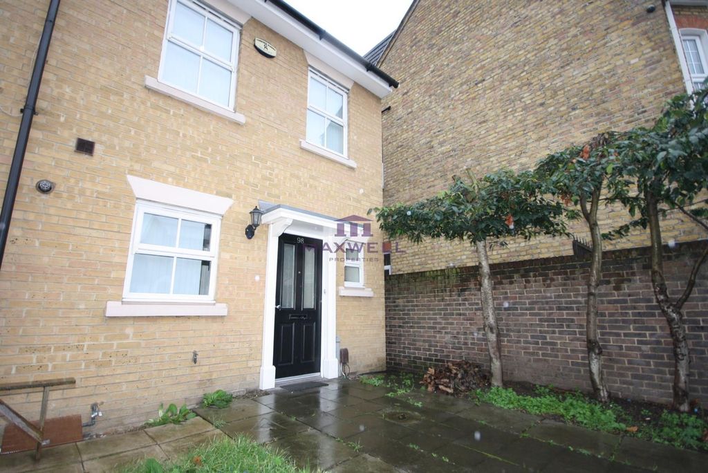 Property photo 1 of 22 2 Bed 2 Bath House For Rent In Forest Gate E7.