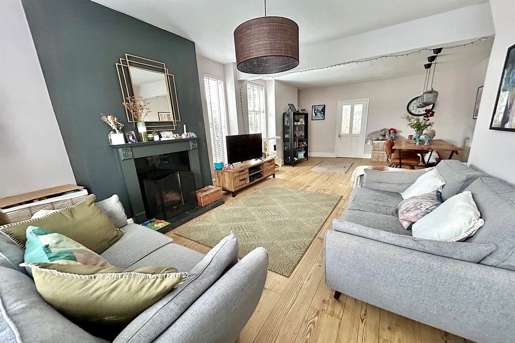 Property photo 3 of 19 Living Room