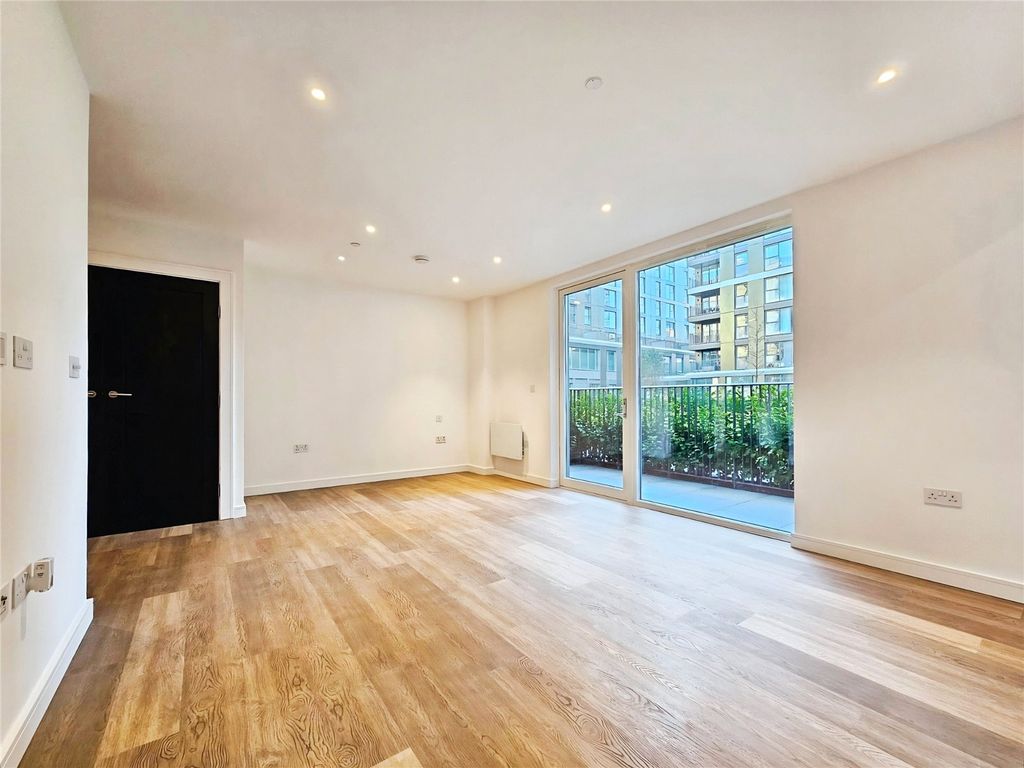 Property photo 2 of 36 Reception/Bedroom