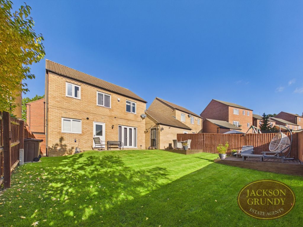 Property photo 2 of 21 Hedgerow Lane