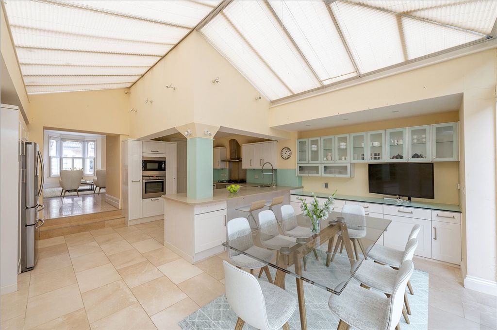 Property photo 3 of 17 Kitchen