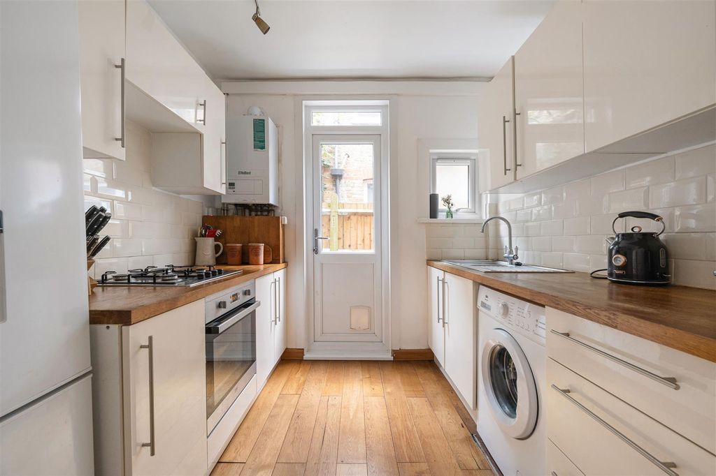 Property photo 3 of 19 Carr Road, E17