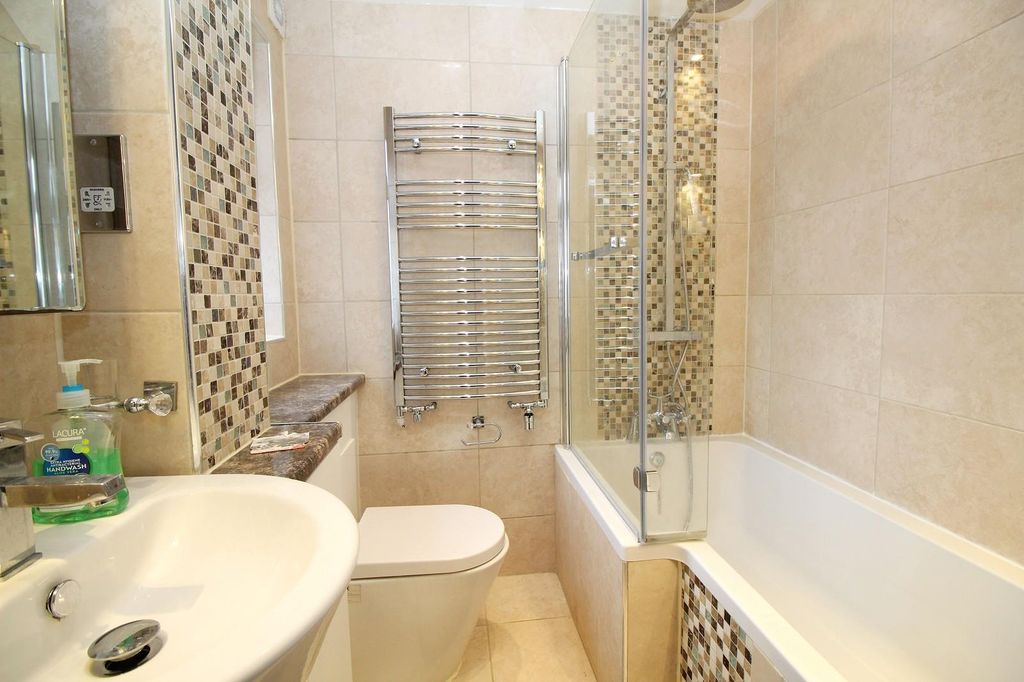 Property photo 2 of 9 Bathroom