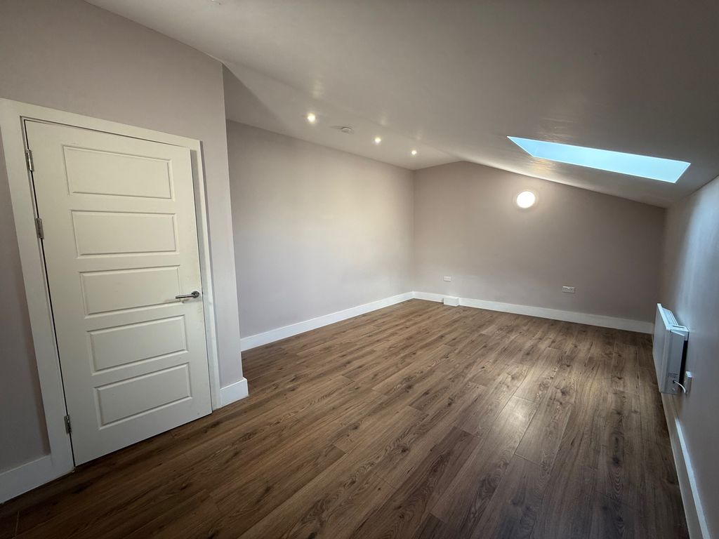 Property photo 3 of 6 Bedroom 1