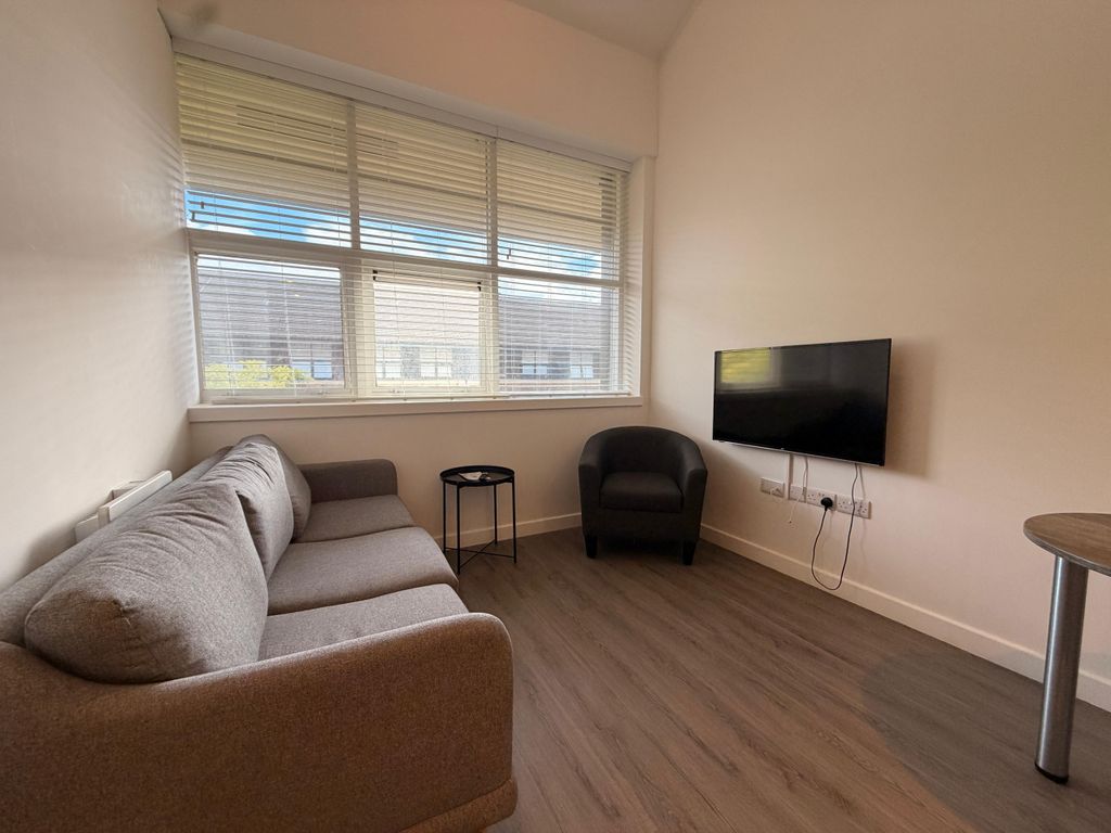 Property photo 1 of 10 Living Room