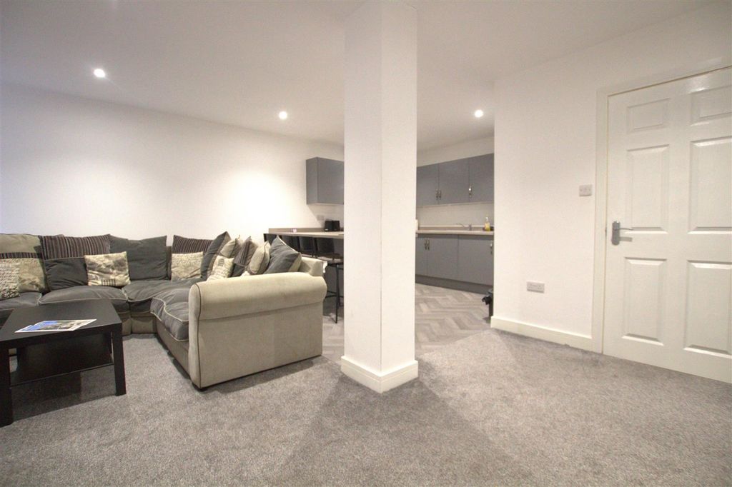Property photo 1 of 7 Sitting Area.Jpg