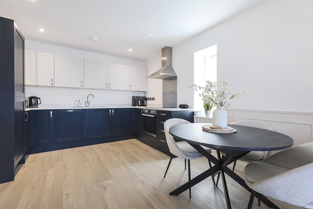 Property photo 2 of 16 Picture No. 13