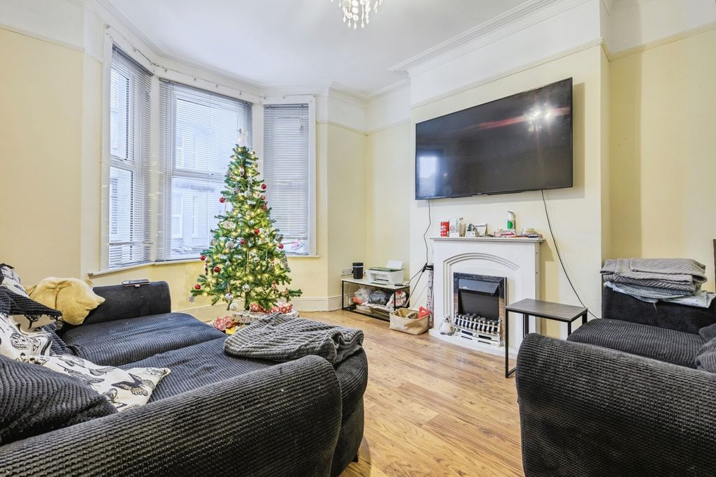 Property photo 2 of 19 Pbox-Img.Jpg