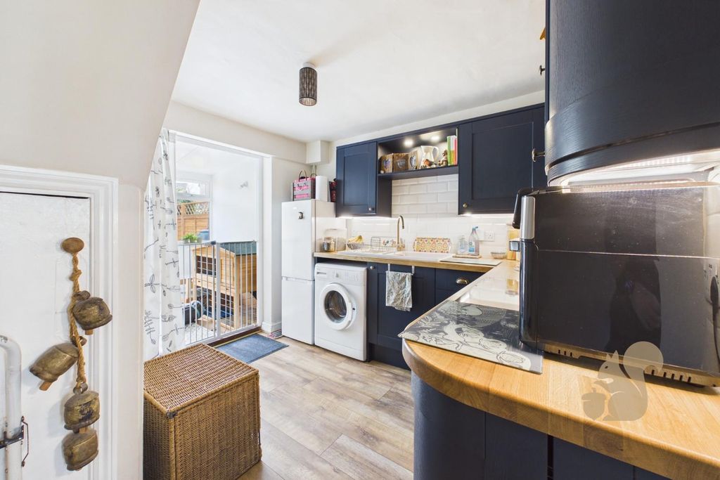 Property photo 3 of 11 Kitchen