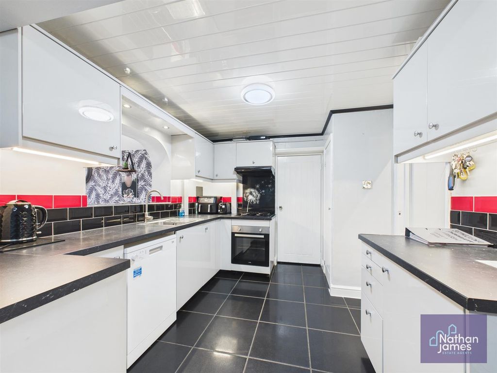 Property photo 3 of 19 Kitchen