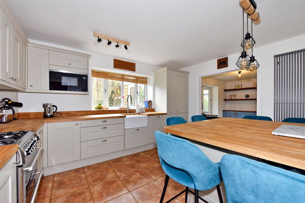 Property photo 2 of 10 Kitchen
