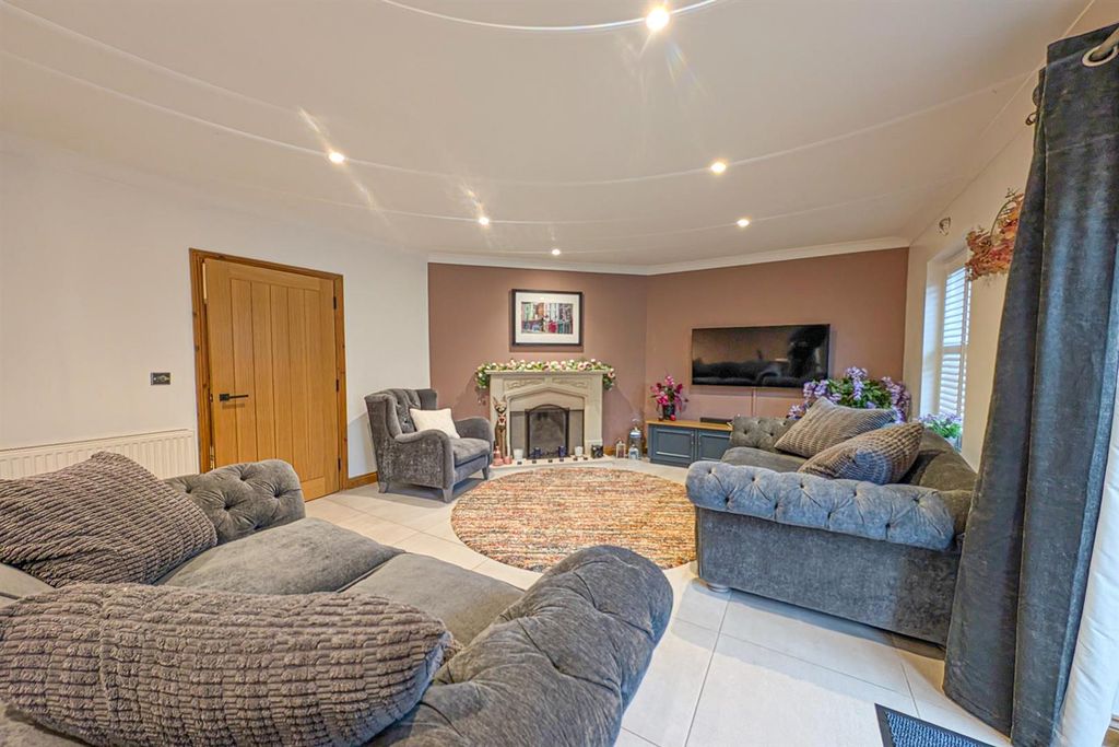 Property photo 3 of 21 Pxl_20260203_123518852.Raw-01 liv Din.Jpg