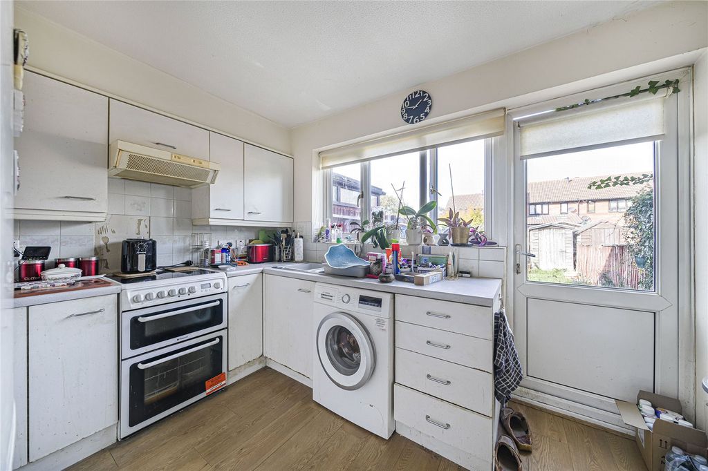 Property photo 3 of 18 Kitchen