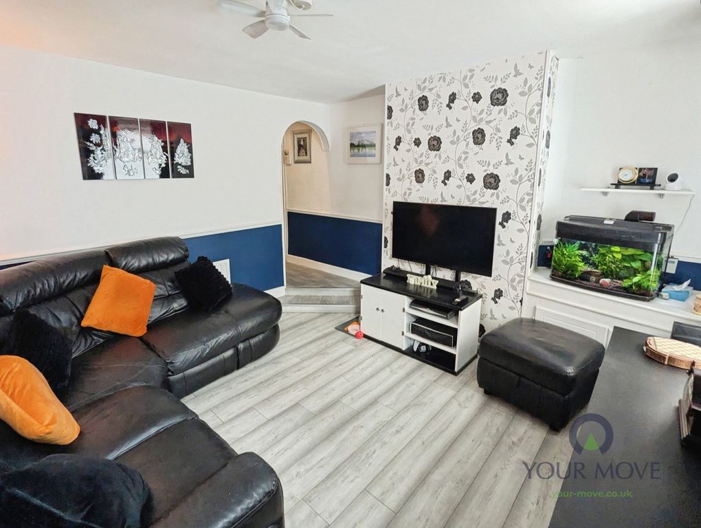 Property photo 3 of 17 Lounge