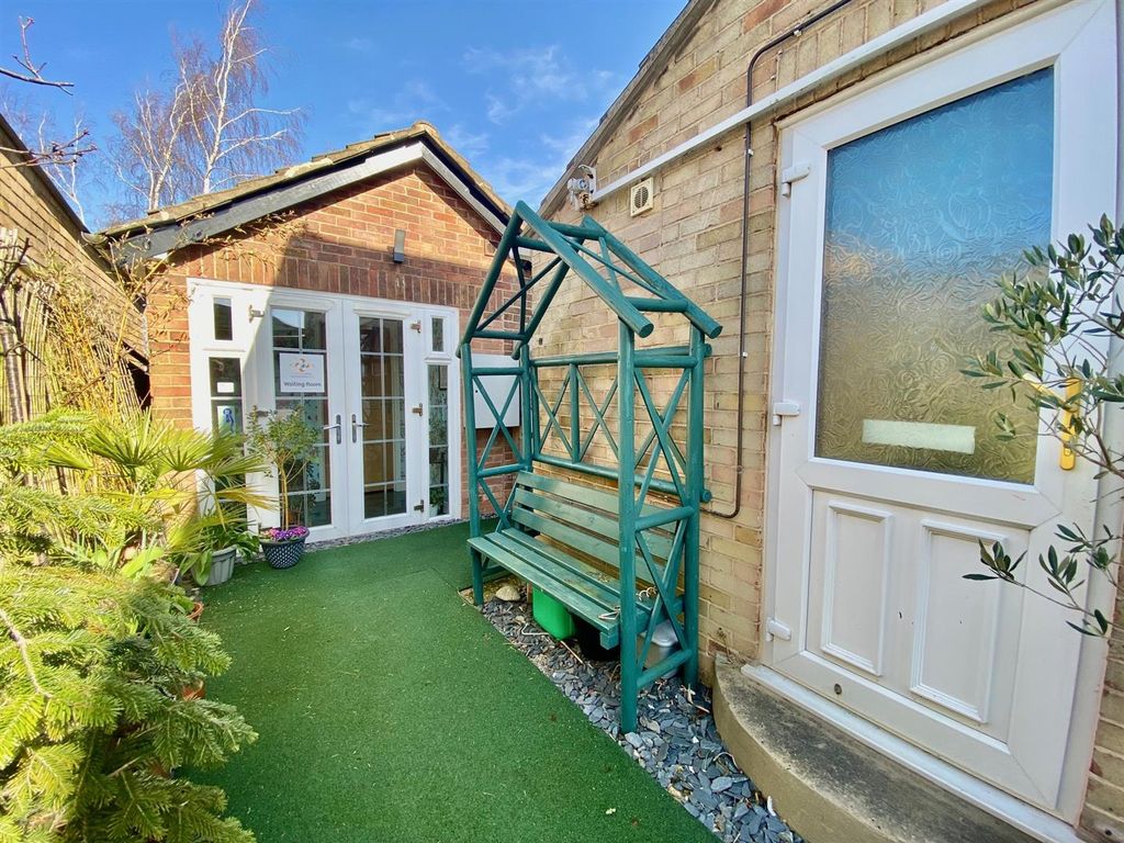 Property photo 2 of 27