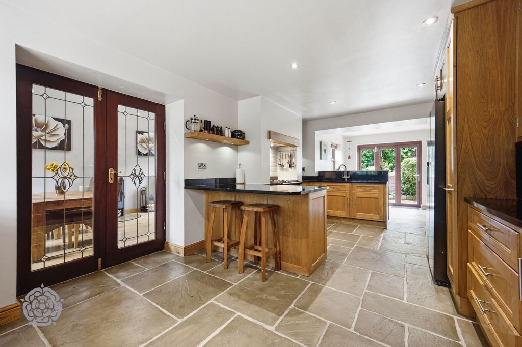 4 bed barn conversion for saleWigan Lane, Coppull PR7 photo 4