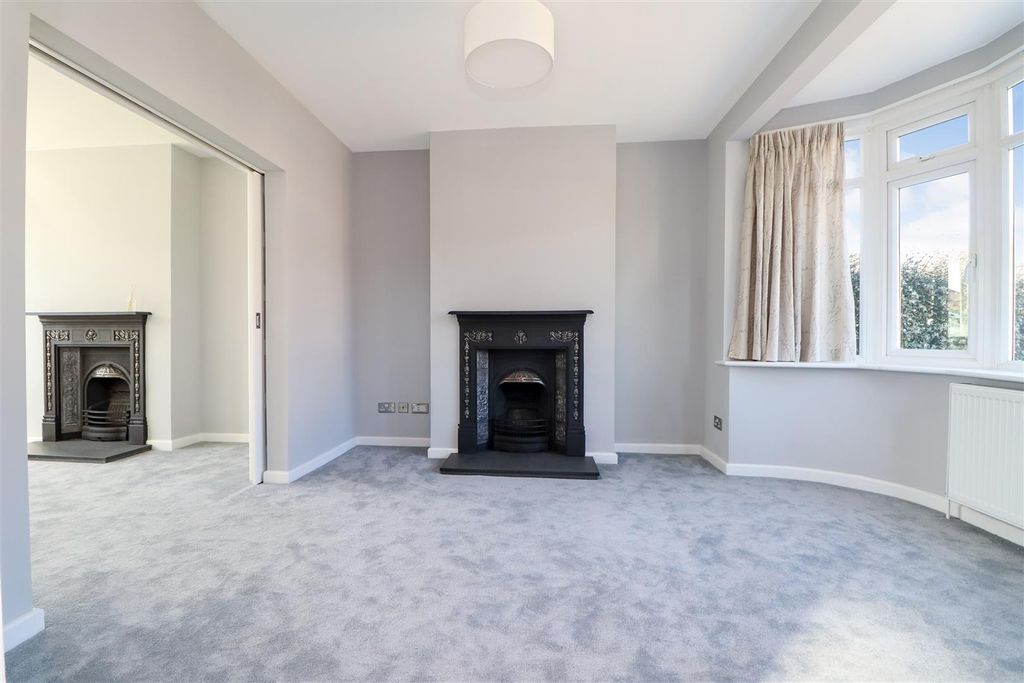 Property photo 2 of 27