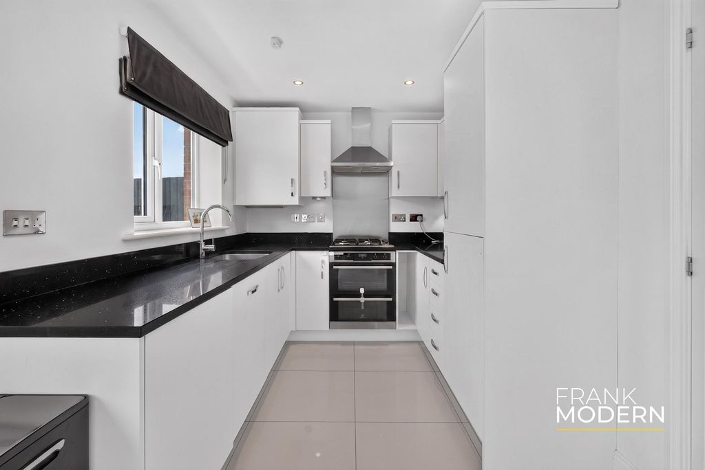 Property photo 3 of 36 Kitchen / Diner
