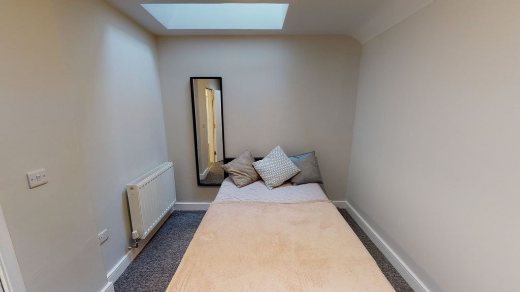 Property photo 2 of 15 A Cozy Double Bedroom Featuring Natural Light And ...