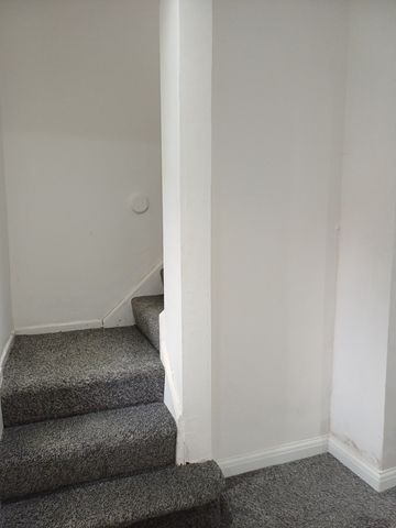 Property photo 2 of 21 Hallway