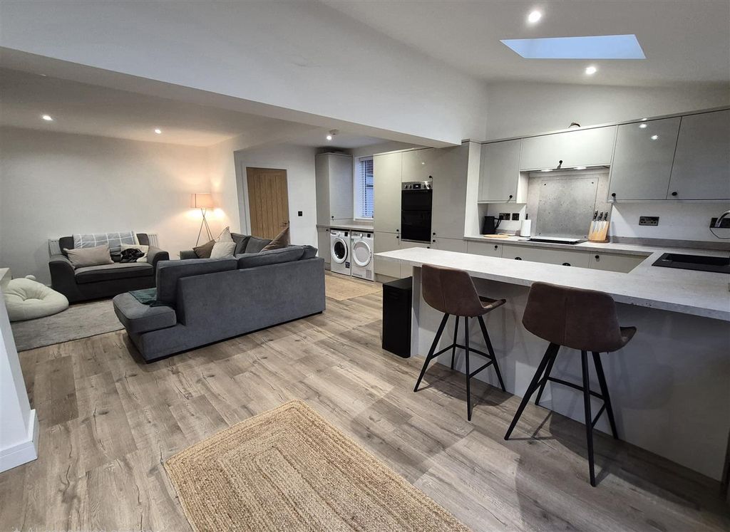 Property photo 3 of 40 Living Kitchen