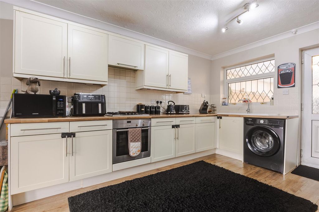 Property photo 2 of 19 Kitchen