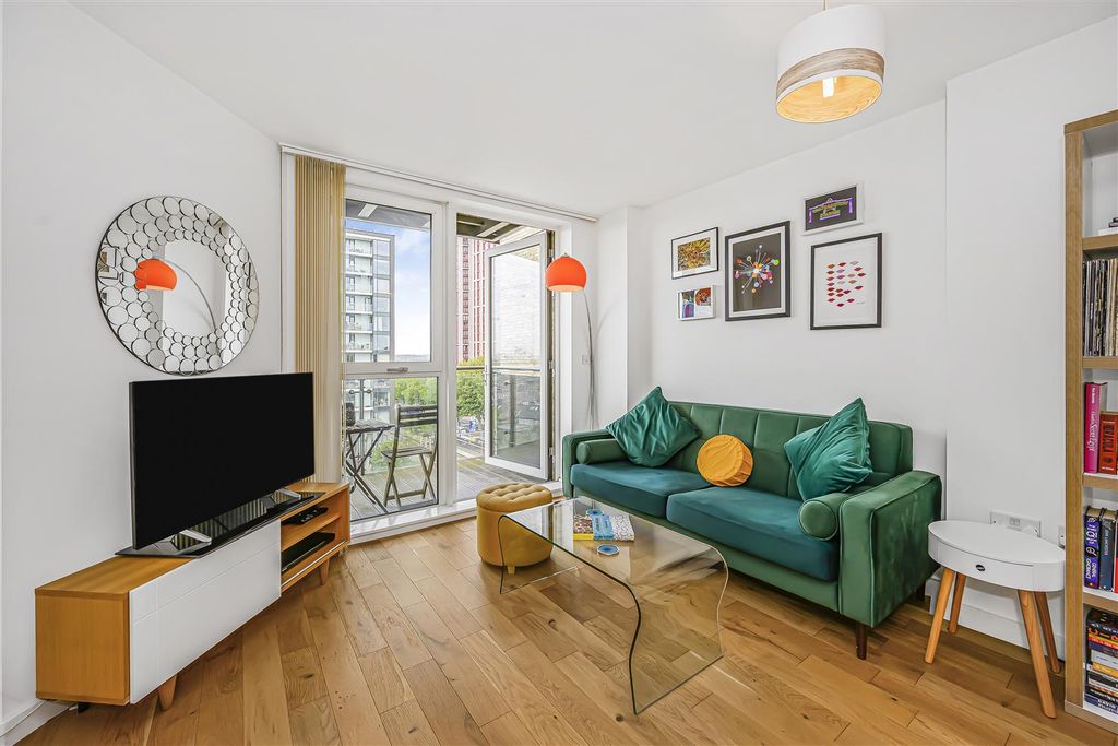 Property photo 2 of 28 22, 8, Station Approach-21.Jpg
