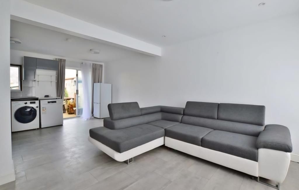 Property photo 1 of 7 Reception