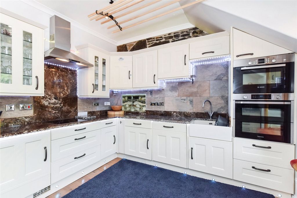 Property photo 3 of 22 Kitchen