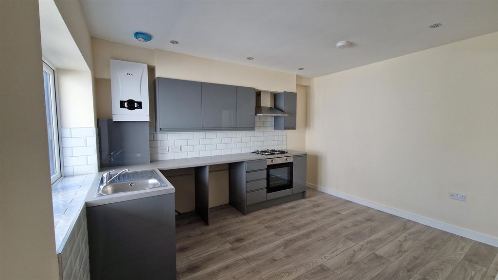 Property photo 3 of 7 Kitchen