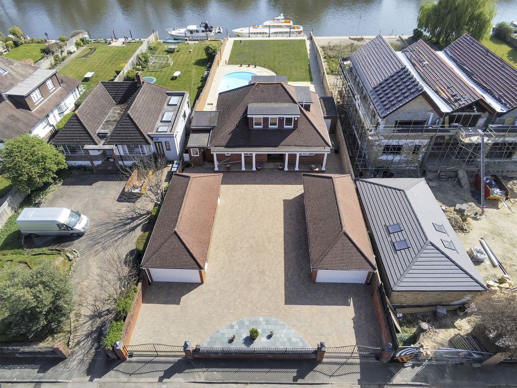 Property photo 1 of 44 Thames View - Lead Shot With Boat