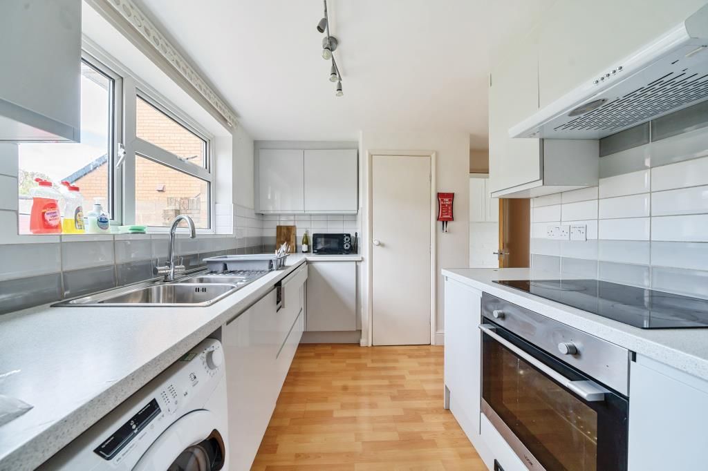 Property photo 3 of 10 Kitchen
