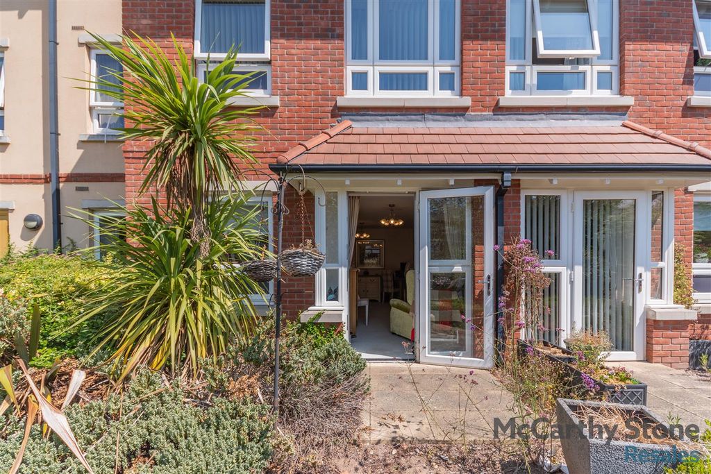 Property photo 2 of 17 8699781-Exterior02.Jpg