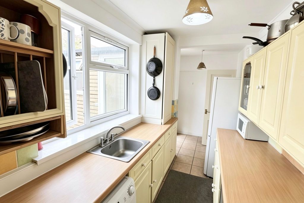 Property photo 3 of 10 176 Fanshawe Crescent Rm9 5DL (2)
