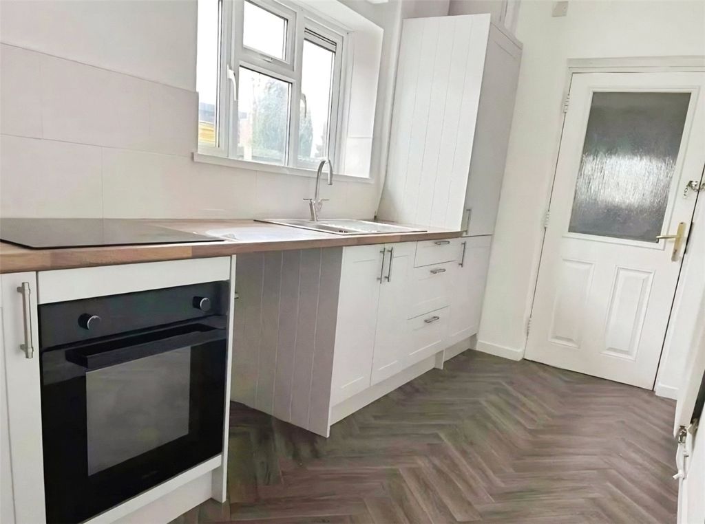 Property photo 2 of 11 Kitchen