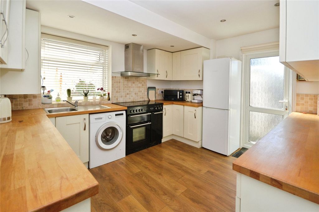 Property photo 3 of 11 Kitchen