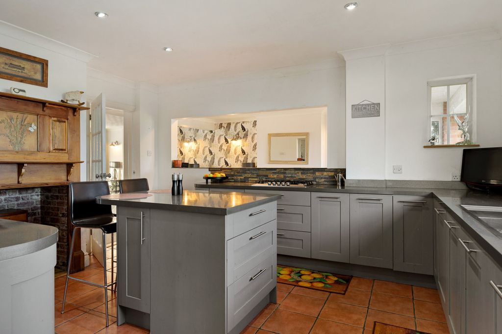 Property photo 2 of 30