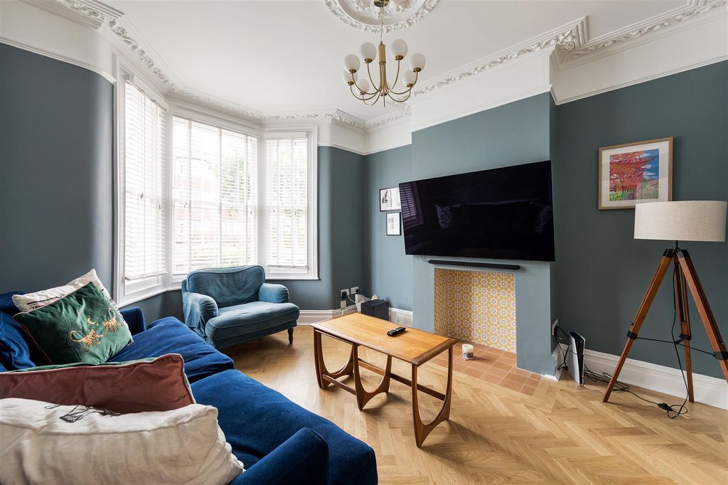 Property photo 2 of 37 Vicarage Road, E10