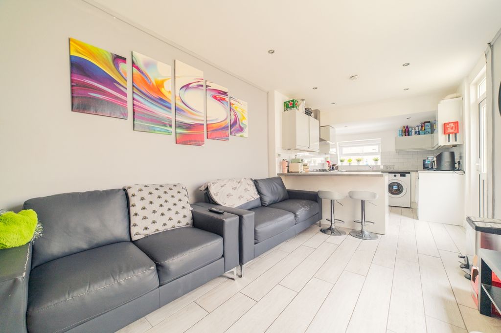 Property photo 2 of 15 Award-Winning Media Team On Every Listing_11