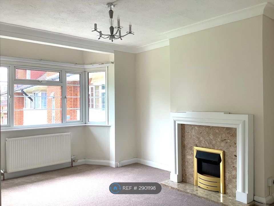 Property photo 1 of 6 Spacious Lounge