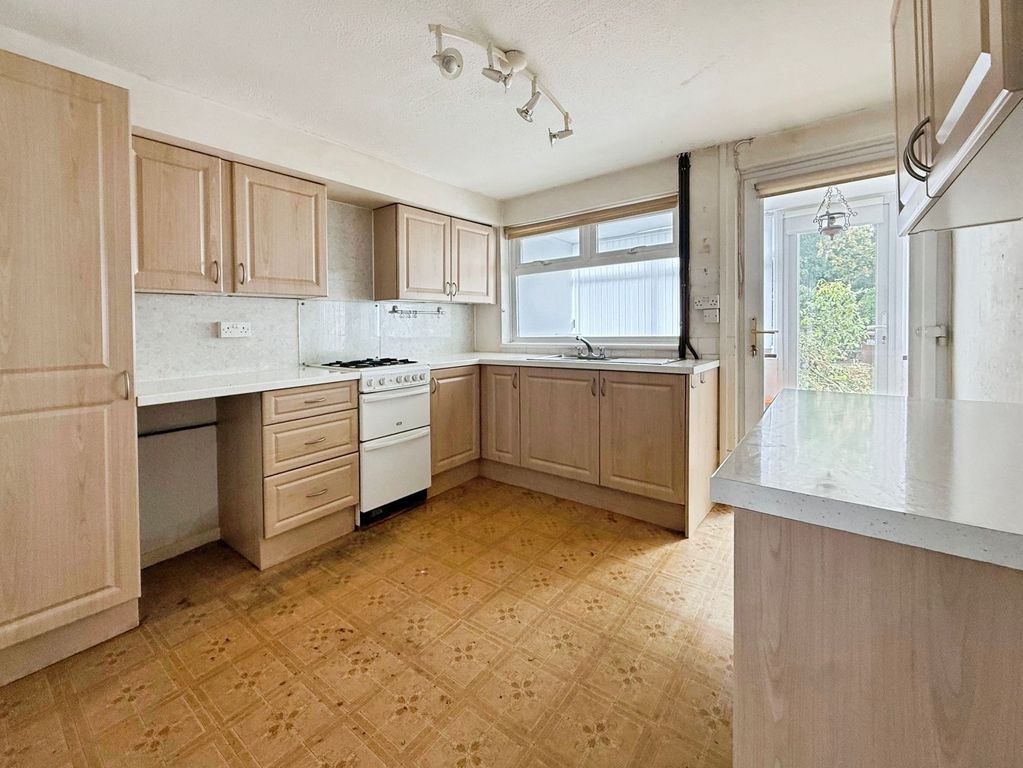 Property photo 3 of 11 Kitchen