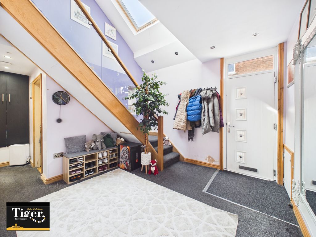 Property photo 3 of 19 Cam01931G0-Pr0352-Still012